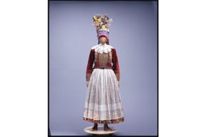 「女性衣装」（20世紀初頭、ポーランド・クラコフ地方、神戸ファッション美術館蔵）