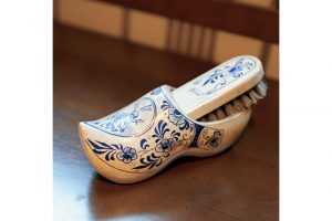 オランダで見つけた靴ブラシは、靴の汚れをすぐに払えるように玄関の椅子に。