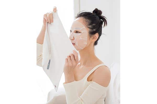 美白シートマスクやクリームパックを使った山本浩未さん流蒸しタオル美容。