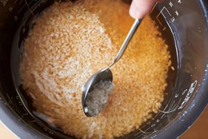調味料は炊く直前に加えること。調味料を加えたまま時間が経つと米が締まって、炊き上がりの食感が硬くなる。