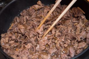 【コツ！】牛肉を煮る時は、時々箸で返しながら、味をしっかりと絡ませるようにする。