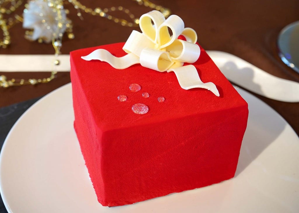 今年は真っ赤なギフトBOXやギルトフリーケーキが登場、京王プラザホテルのクリスマスケーキ発表会レポート。