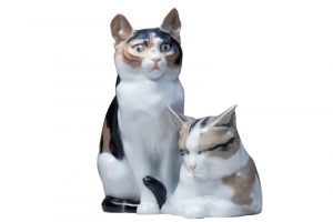 《二匹の猫》オットー・ピルツ　1934〜1940年頃　個人蔵　「猫の毛の柔らかさを表現するために、釉薬の中に絵の具を染み込ませてソフトに発色させる、イングレイズ技法が用いられています」