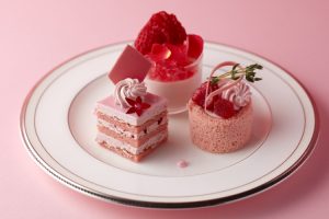 上段：いちごのパンナコッタとバラのゼリー、いちごのロールケーキ、フランボワーズのバタークリームケーキ