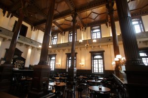 明治期（1894年）に銀行営業室として利用された空間を復元したミュージアムカフェ・バー。クラシックな趣と、2層吹き抜けの高い天井が人気。
