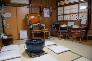 六畳ほどの空間で、興行が始まれば落語家さんが入れ替わり立ち代わりここを訪れるとのこと。楽屋裏話は本誌でぜひ！