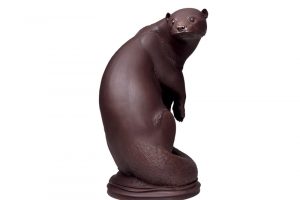 《カワウソ》マックス・エッサー　1927年　個人蔵　1937年のパリ万国博覧会でグランプリを受賞したモデル。「立体的な造形に適しているベッドガー炻器（せっき）は、彫像に重宝されました」