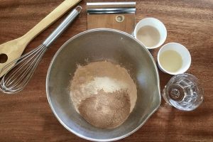 1.写真中央：ボウルに強力粉、小麦ブラン、塩を入れる。写真右上から時計回りに：天然酵母にぬるま湯15ccを振り入れて予備発酵させておく（5〜10分程度）、太白ごま油、ぬるま湯