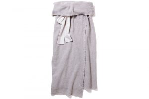 何通りもの着こなしを楽しめる一枚布のフェルトスカート。ウールカシミヤで暖かな着心地。  2万9000円（ヨーガンレール）　