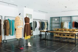 1階は定番やユニセックスアイテムが中心。今季はブラウンやミント色、チェック柄に注目。