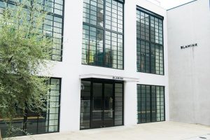 バウハウス建築から着想を得た。