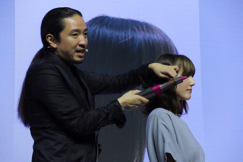 髪が勝手に巻き付く、湿った髪でもOK、熱くない！ 革新的なドライヤー