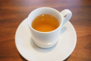  「オリーブ茶」自家製焙煎のオリーブ茶はちょっぴり苦みがあり、身体に優しくカフェインフリーなのがうれしい。