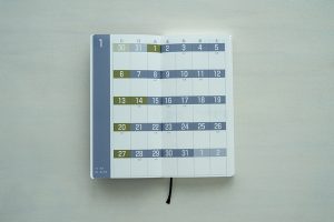 月間カレンダーには、大安、友引、仏滅などが記されて実用性も高い。