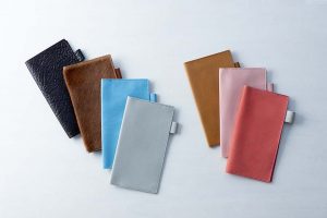 靴用の余り革を再利用した手帳カバー（別売り　各税抜 3,000円）。数量限定なのでお気に入りを見つけたら即手に入れたい。
