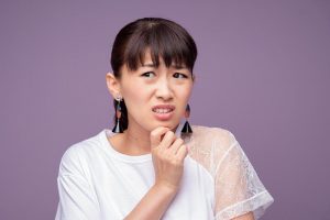 怒った時の綾瀬はるか。眉根を寄せたところがそっくり。怒っていても口角は上がり気味。