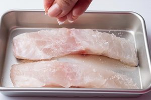 1.真鯛に塩を振って10分置く。水気をキッチンペーパーで拭き取る。