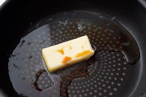 4.フライパンを拭き、バター、薄口醤油、レモン果汁を熱してソースにする。皿に盛り、ソース、セルフィーユを添える。