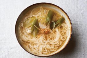 最後はにゅうめん。素麺を茹でて一度冷水で洗ってしめ、水気をしっかり切ってから鍋に加える。