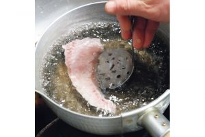 1.鍋に湯を沸かし、切り身をさっとくぐらせる。表面が白っぽくなる瞬間に引き上げる。