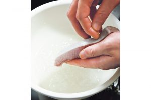 3.皮についている汚れを指で落としておくと魚の臭みが取れ、鍋などにも最適。