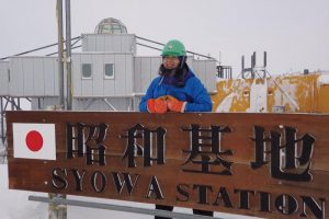 60以上の建物からなる昭和基地。厨房は食堂やバー、病院、通信室などと共に管理棟と呼ばれる建物内にあった。