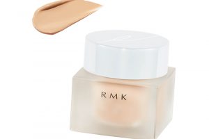 透明感あふれるツヤ肌に。RMK クリーミィファンデーション EX SPF21/PA++（104のみSPF21/PA+++） 30 g 全7色 5,500円（RM K Division TEL.0120-988-271）