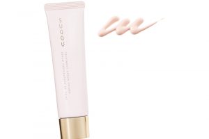 血色感を仕込んで肌をトーンアップ。SUQQ U トリートメント セラム プライマー SPF15 /PA+ 30g 6,000円（SUQQU TEL.0120-988-761）