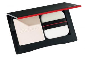 透明ヴェールで美しい仕上がりが持続。SHISEIDO シンクロスキン インビジブル シルク プレストパウダー 7g 5,000円（SHISEIDO TEL.0120-587-289）