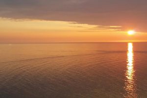 船から眺めたオホーツク海に沈む夕日。