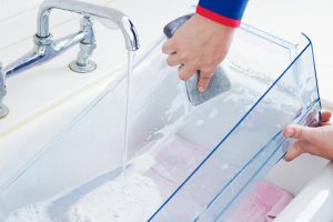 食器用の中性洗剤とスポンジで1つずつ洗っていく。「お湯で洗うと汚れ落ちも水切れもいい。温度は40〜43度くらい。お風呂の温度が目安です」