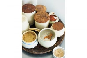 塩と砂糖はそれぞれ数種類用意して料理で使い分けている。トレイにひとまとめにし、手を伸ばせば使えるよう調理台のそばに置いて。