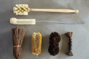 愛用しているタワシのコレクション。上から、水筒用のブラシ、口の狭いボトルなどを洗うもの。下の4つは棒状のものはシンク用、亀の子タワシは野菜や鍋洗い用に便利。しっかり乾かし、かごや引き出しに収納。