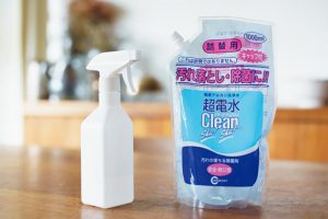 【おすすめ便利グッズ】洗剤は「超電水」一本で。汚れの落ちるアルカリ電解水はトイレやキッチンなど多目的に使えて便利。「超電水クリーン シュ!シュ!」 1リットル入り 袋とボトルのセットで2,380円（編集部調べ）