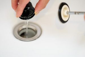 排水口から注ぐだけで、酵素の力で排水パイプの汚れを分解し、詰まりを防止するクリーナー。天然由来成分使用で環境にもやさしい。