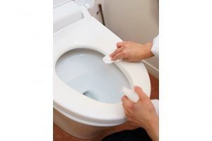 トイレの蓋や便座は、トイレットペーパーにアルカリ電解水を1プッシュして、拭き取るだけ。「水なのに汚れも落ち、除菌効果もあるので重宝しています」。