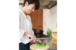 ビーツ、トマト、ソーセージ、ピーマンなど冷蔵庫の残りもので作る朝のスープ。