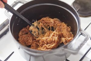 最初は蓋をして蒸し煮にし、水分が出てきたら炒め始めても。20〜30分炒めると飴色に。