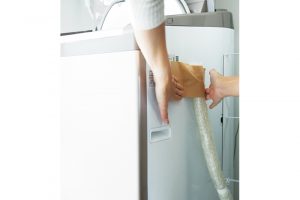 1.排水ホースを取り出して水を抜いたら口を上に向け、テープで洗濯機の横にしっかりと留める。