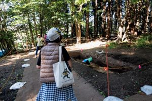 9月に三内丸山遺跡を訪れたときは、発掘調査が行われていた。「遺跡は埋め戻されてしまうので、発掘現場が見られたのはラッキーでした」（草刈さん）