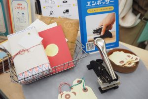 「ハイタイド」では《エンボッサーしおり作り》を体験。