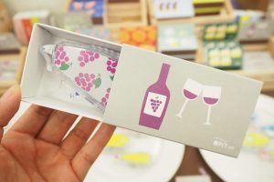 箱は料理のイラストで、本体は素材のイラスト。イベントのみの限定販売とのことで、思わずワイン柄を購入！