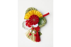 「お飾り：暁（AKATSUKI）」（1,650円、約W18×H26cm）末広がりの扇に日本を象徴する花、梅と菊の組み合わせ。おめでたい玉飾りをアクセントに、新しい時代の幕開けを飾る。
