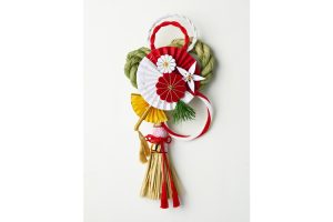 「お飾り：日の本（HINOMOTO）」（2,750円、約W23×H45cm）日の丸をモチーフに、紅白の菊と桜、水引、輪を組み合わせた。ふくよかな国産稲わらの香りがただよう、本格的なお正月飾り。