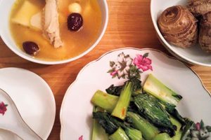 【夕食】鶏肉の漢方スープ、青菜炒め、茹でた里芋。「里芋は失敗したのでほとんど食べていません」（伊藤）