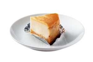 北海道産大豆で作ったなめらかな豆腐を使用。まるでレアチーズケーキのような味。自社工房で丁寧に手作りされているヴィーガンケーキ。6カット 1ホール 400g〈12cm×H5cm〉 3,338円（ビオクラ TEL.0551-20-5144）