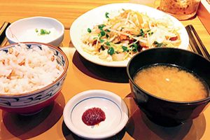 昼食はもっぱら近くの食堂で野菜炒め定食などをバランスよくしっかり食べた。