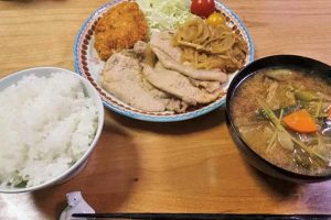 【夫】夕食　豚の生姜焼き、ヒレカツ、味噌汁とごはん、日本酒2合