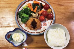 【妻】夕食　ヒレカツ1枚、ゆで野菜とプチトマト、ゆで卵、ごはん