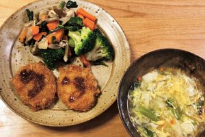 【妻】昼食　ヒレカツ2枚、ゆで野菜、野菜スープ＋粉寒天　